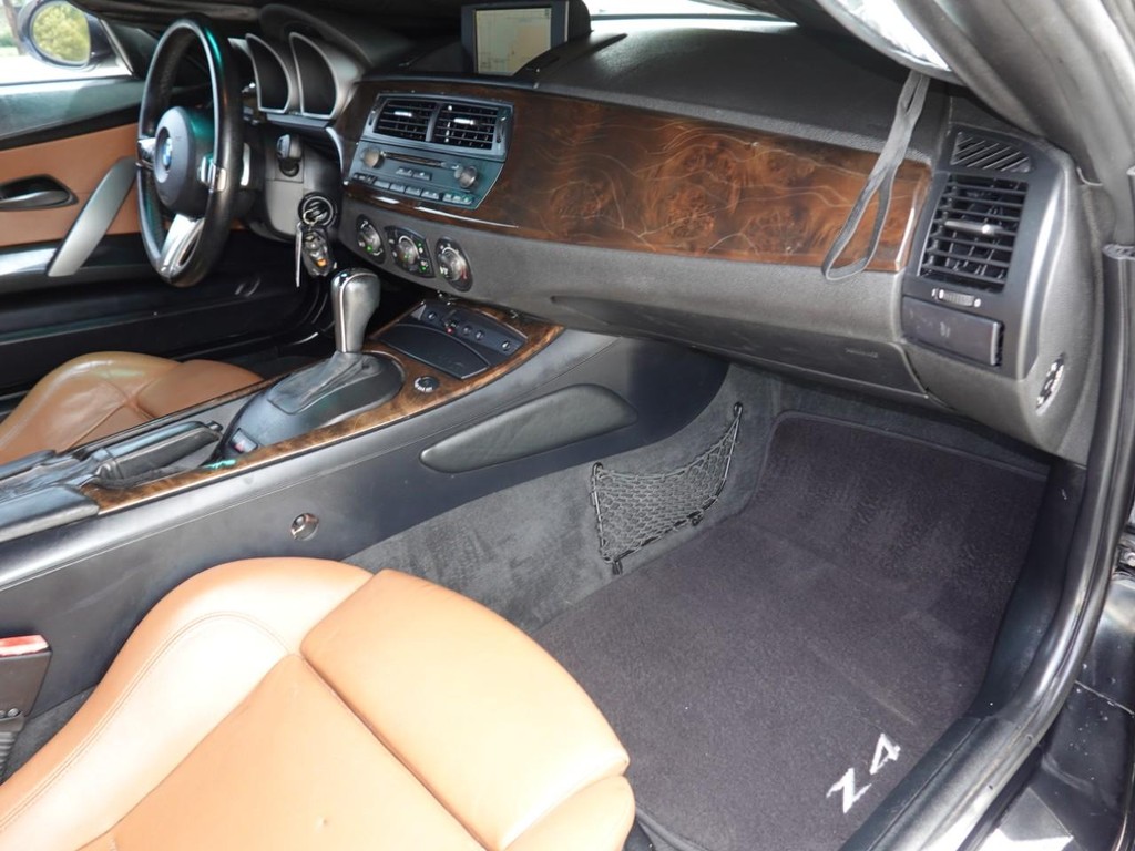 BMW Z4 Vehicle Full-screen Gallery Image 19