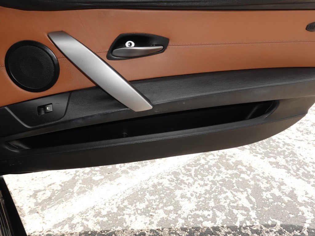 BMW Z4 Vehicle Full-screen Gallery Image 21