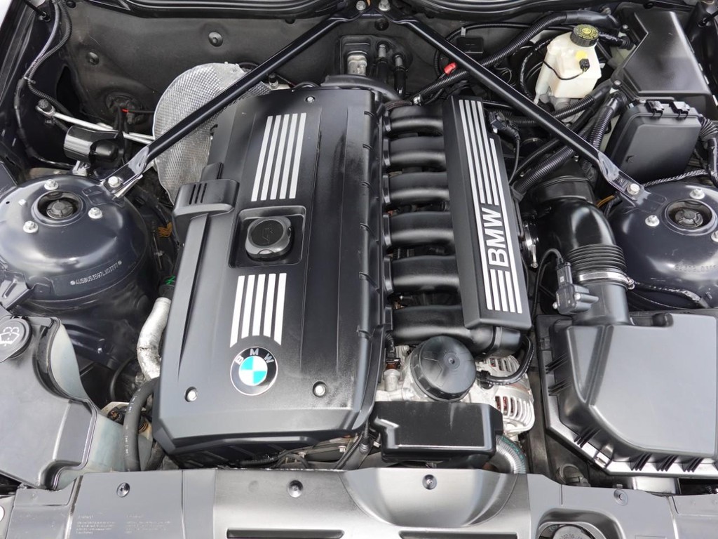 BMW Z4 Vehicle Full-screen Gallery Image 23