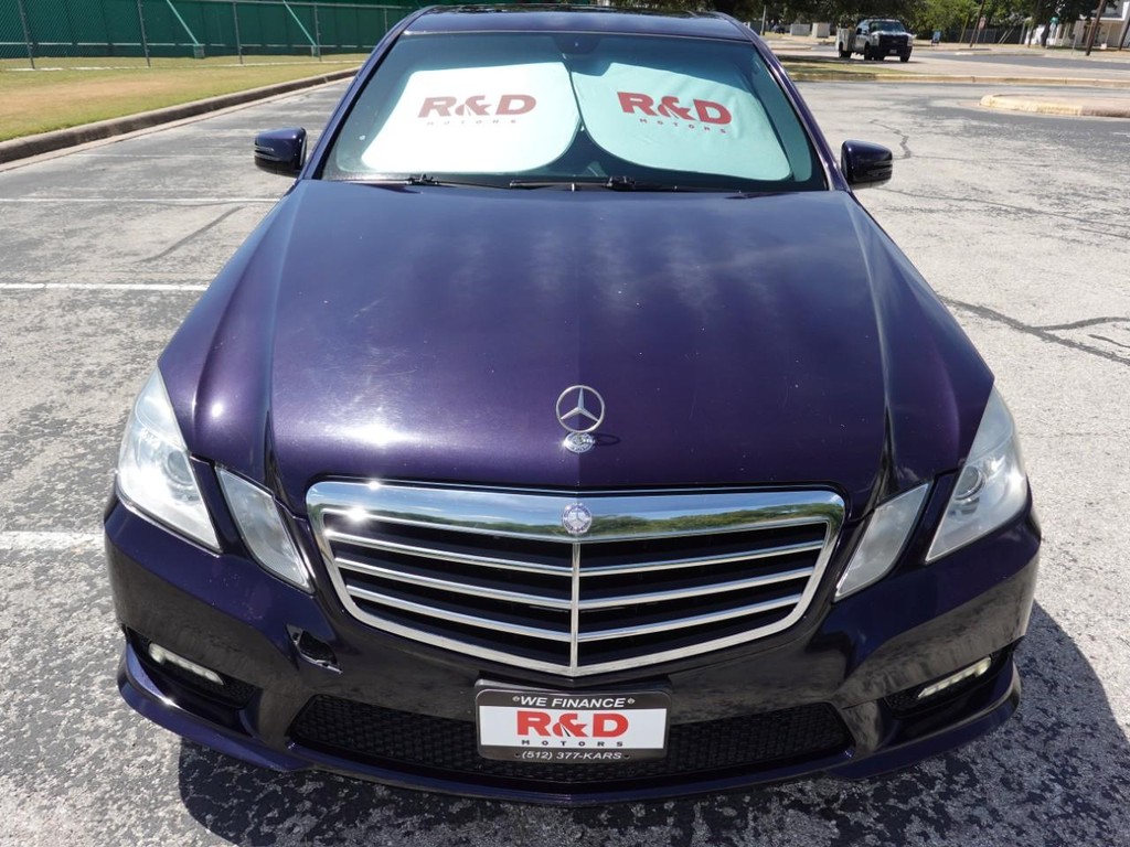 Mercedes-Benz E-Class Vehicle Full-screen Gallery Image 02