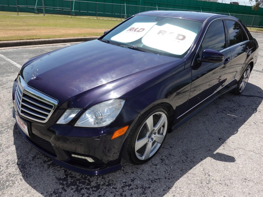 Mercedes-Benz E-Class Vehicle Full-screen Gallery Image 03
