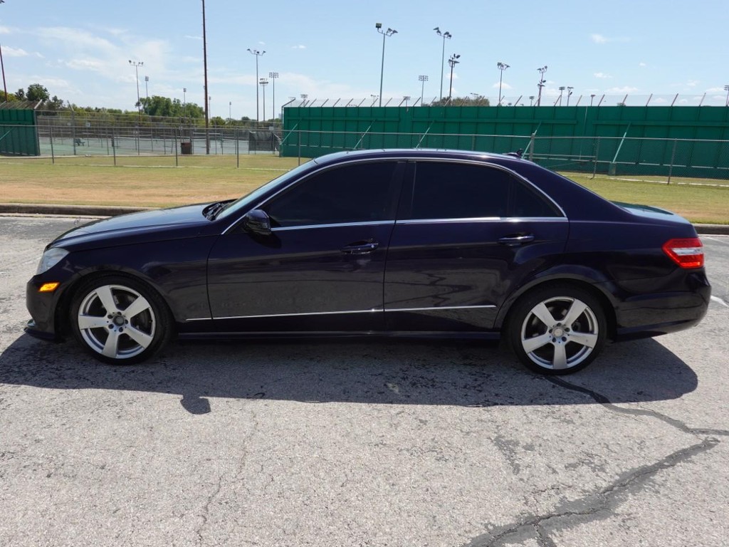 Mercedes-Benz E-Class Vehicle Full-screen Gallery Image 04