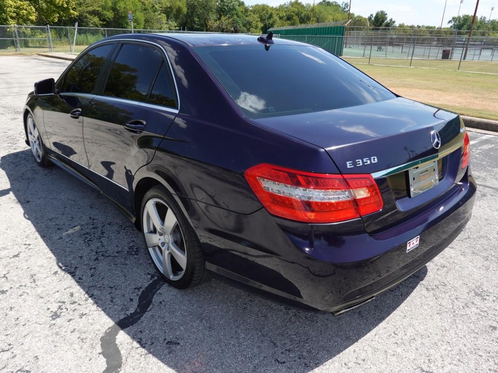Mercedes-Benz E-Class Vehicle Full-screen Gallery Image 05