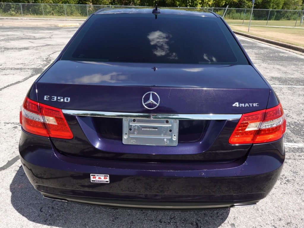 Mercedes-Benz E-Class Vehicle Full-screen Gallery Image 06