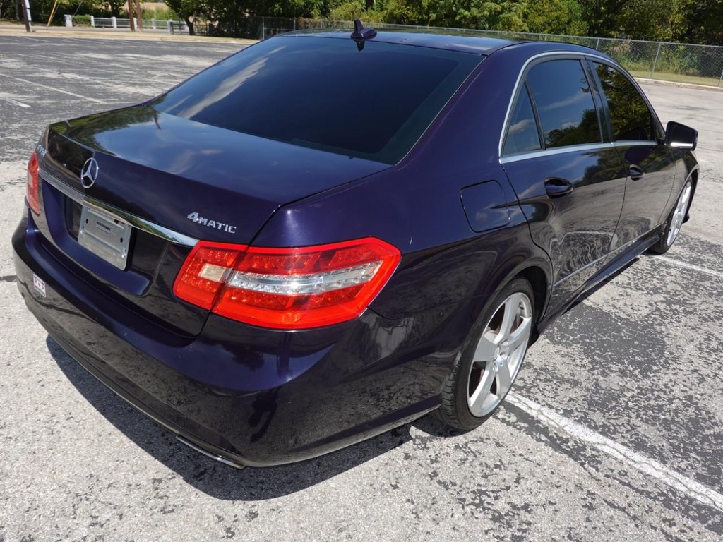 Mercedes-Benz E-Class Vehicle Full-screen Gallery Image 07
