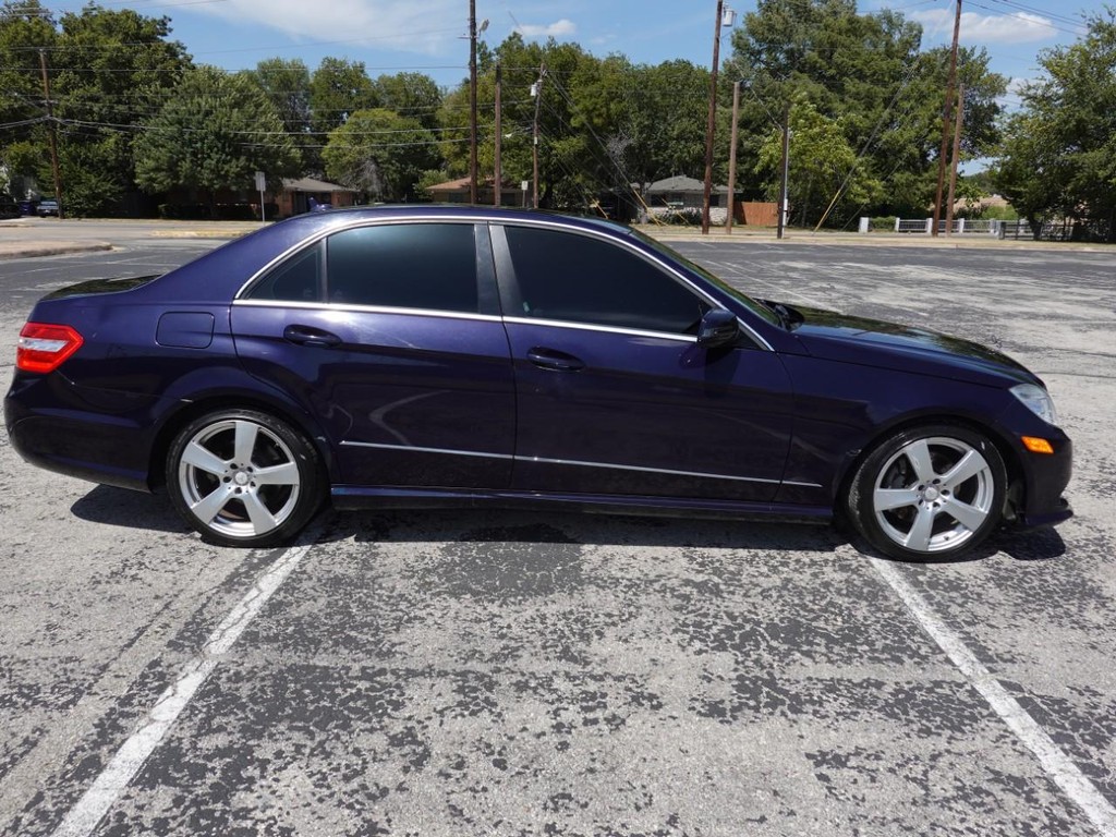 Mercedes-Benz E-Class Vehicle Full-screen Gallery Image 08