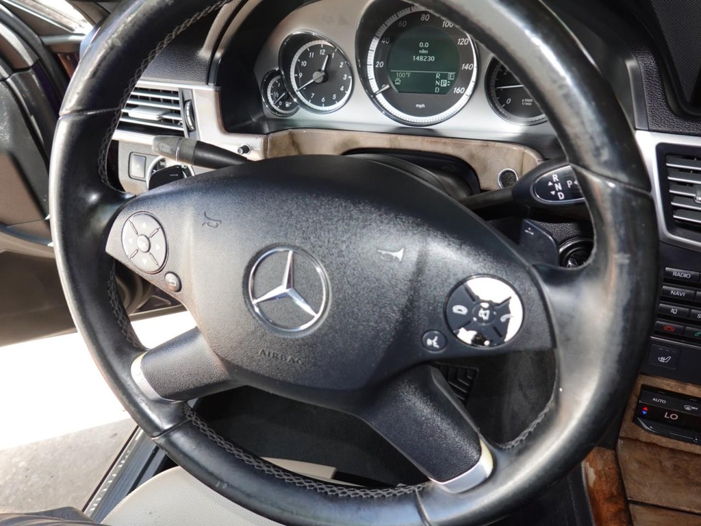 Mercedes-Benz E-Class Vehicle Full-screen Gallery Image 13