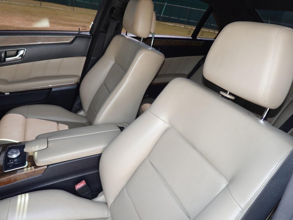 Mercedes-Benz E-Class Vehicle Full-screen Gallery Image 16