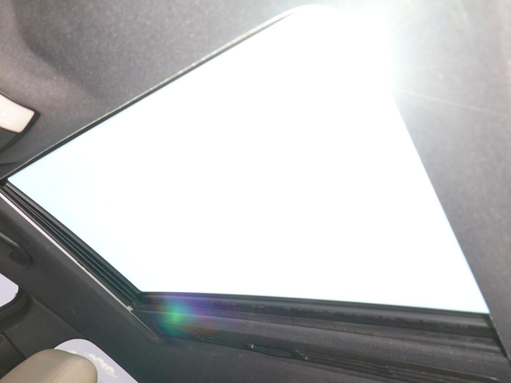 Mercedes-Benz E-Class Vehicle Full-screen Gallery Image 17