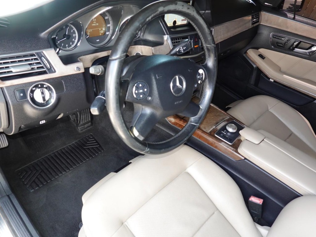 Mercedes-Benz E-Class Vehicle Full-screen Gallery Image 18