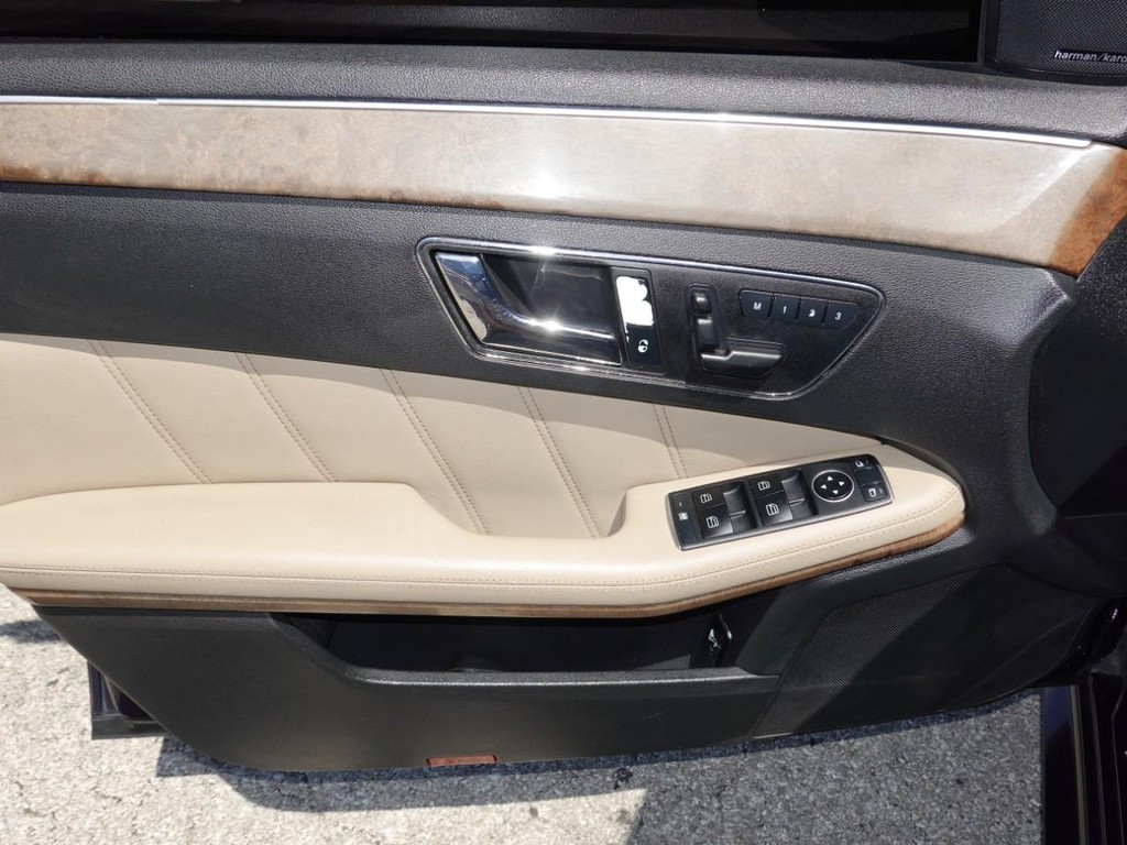 Mercedes-Benz E-Class Vehicle Full-screen Gallery Image 19