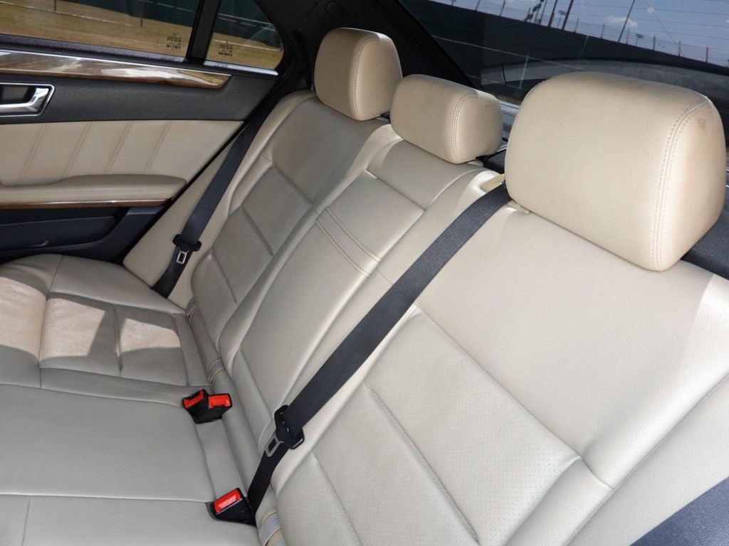 Mercedes-Benz E-Class Vehicle Full-screen Gallery Image 20