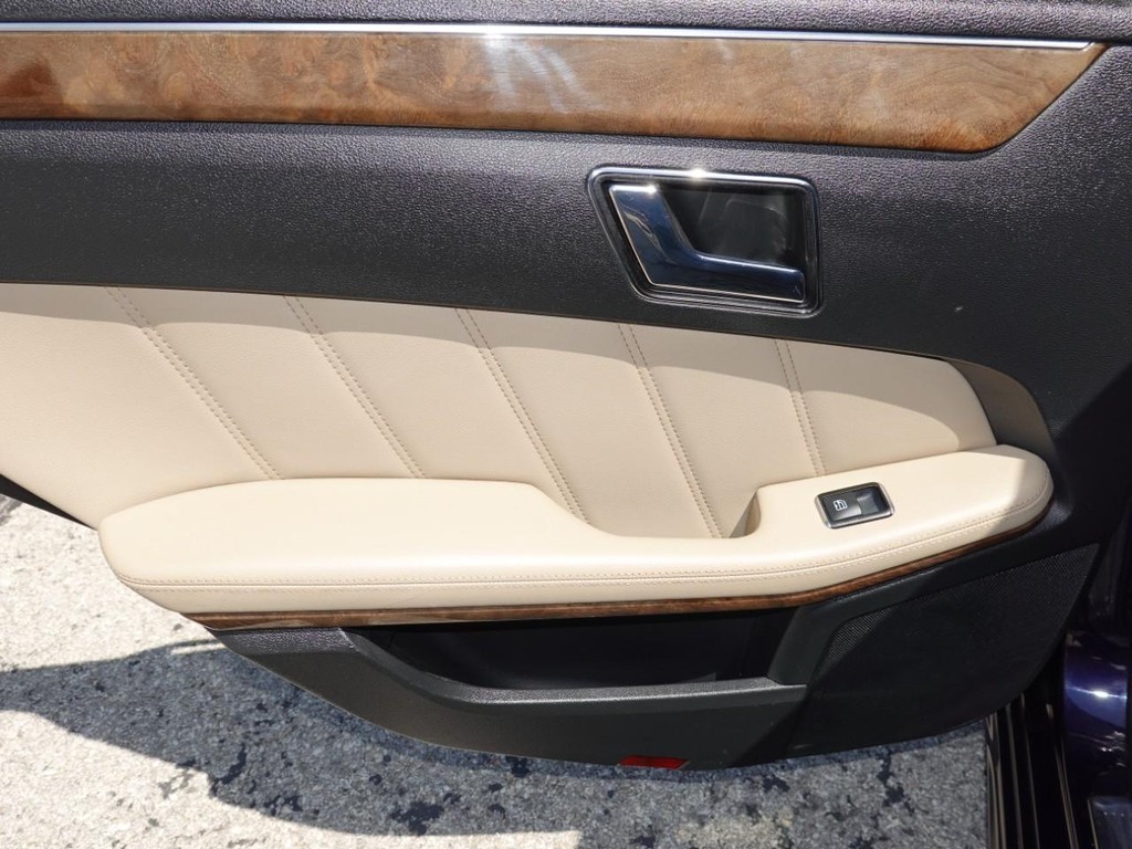 Mercedes-Benz E-Class Vehicle Full-screen Gallery Image 21