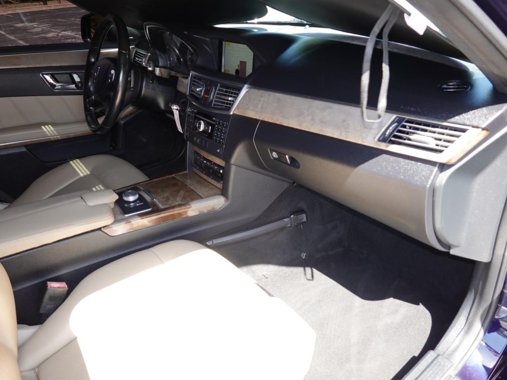 Mercedes-Benz E-Class Vehicle Full-screen Gallery Image 22