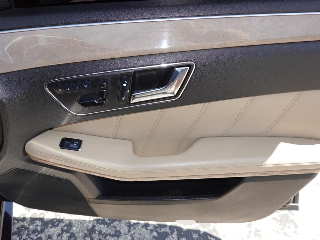 Mercedes-Benz E-Class Vehicle Full-screen Gallery Image 24