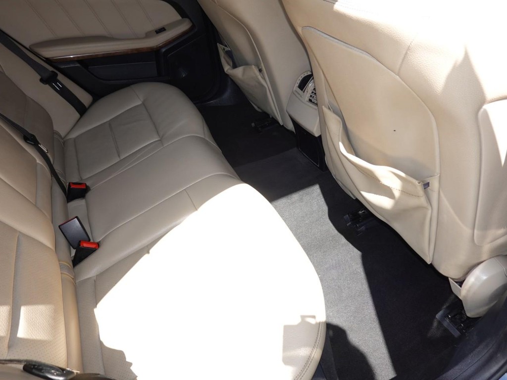 Mercedes-Benz E-Class Vehicle Full-screen Gallery Image 25
