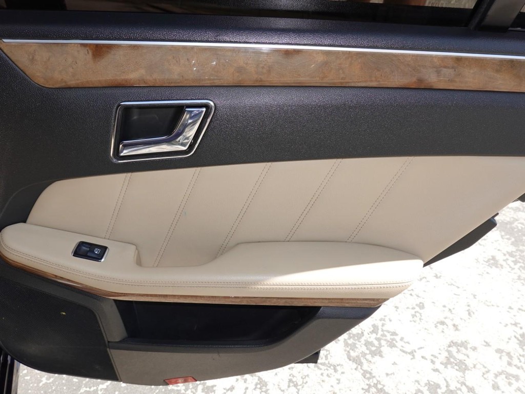 Mercedes-Benz E-Class Vehicle Full-screen Gallery Image 26