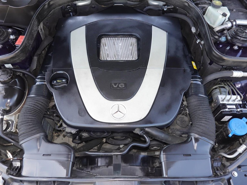 Mercedes-Benz E-Class Vehicle Full-screen Gallery Image 28