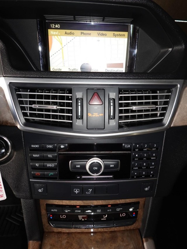 Mercedes-Benz E-Class Vehicle Full-screen Gallery Image 14