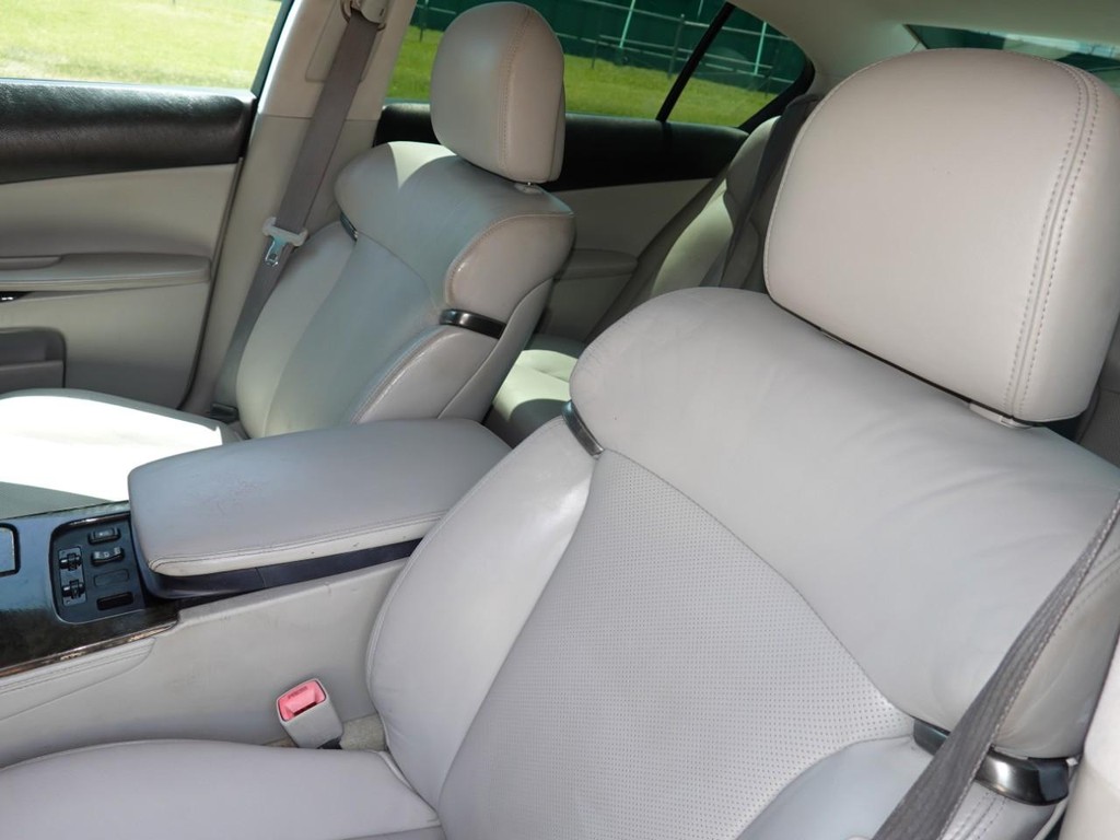 Lexus GS 350 Vehicle Full-screen Gallery Image 16