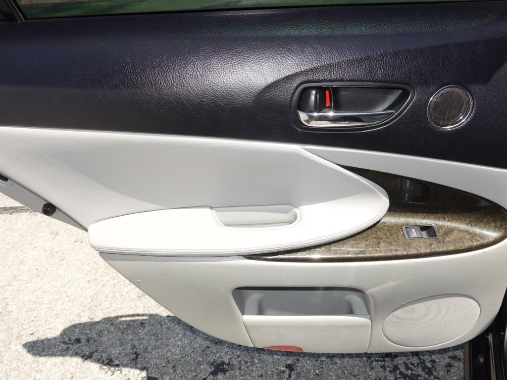 Lexus GS 350 Vehicle Full-screen Gallery Image 20