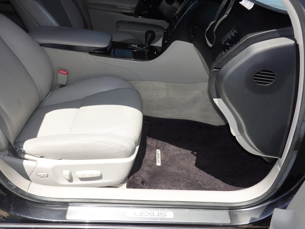 Lexus GS 350 Vehicle Full-screen Gallery Image 22