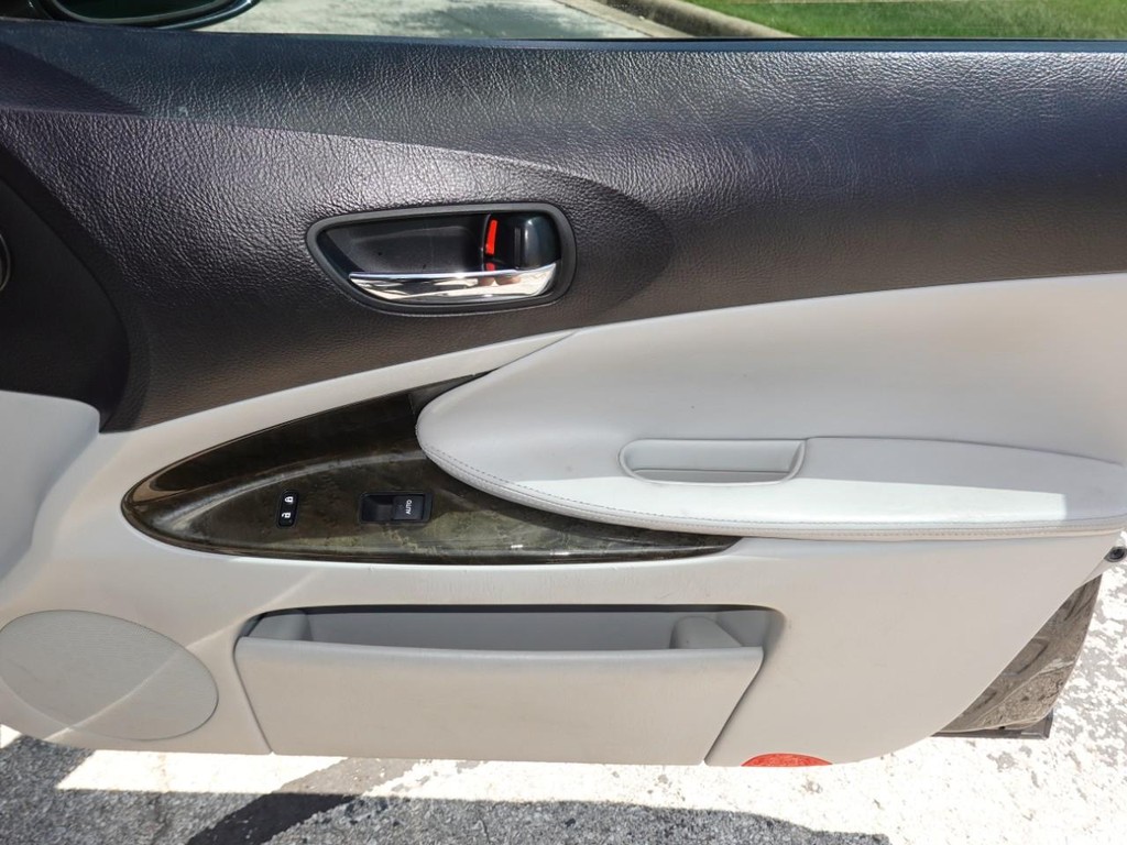 Lexus GS 350 Vehicle Full-screen Gallery Image 23