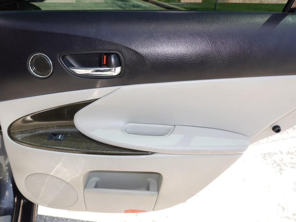 Lexus GS 350 Vehicle Full-screen Gallery Image 25