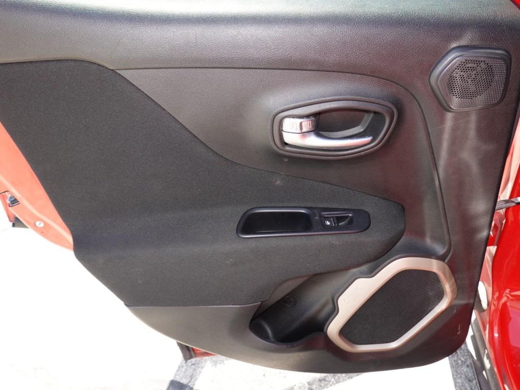 Jeep Renegade Vehicle Full-screen Gallery Image 18