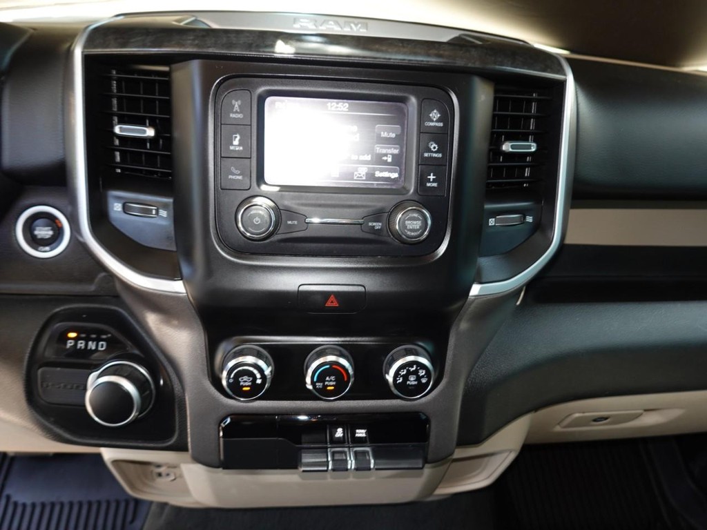 Ram 1500 Vehicle Full-screen Gallery Image 12