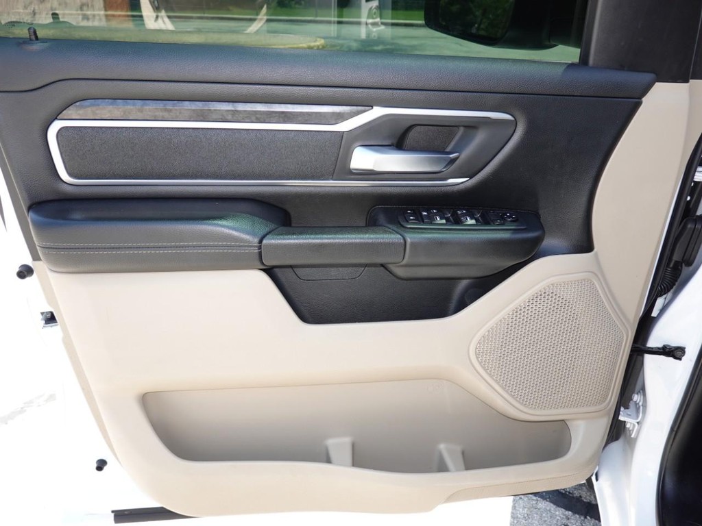 Ram 1500 Vehicle Full-screen Gallery Image 16