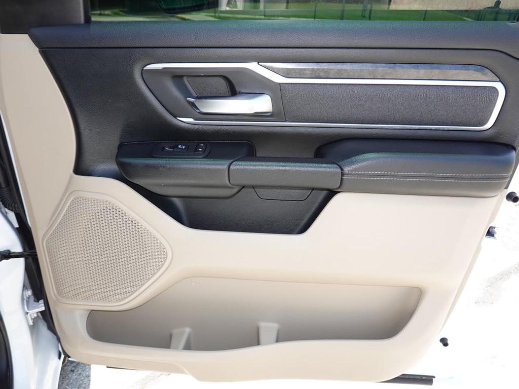 Ram 1500 Vehicle Full-screen Gallery Image 21