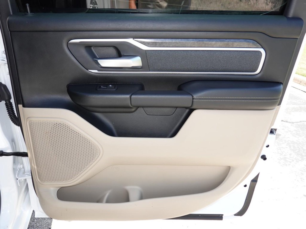 Ram 1500 Vehicle Full-screen Gallery Image 24
