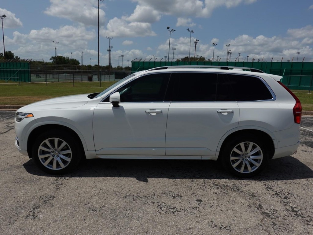 Volvo XC90 Vehicle Full-screen Gallery Image 04