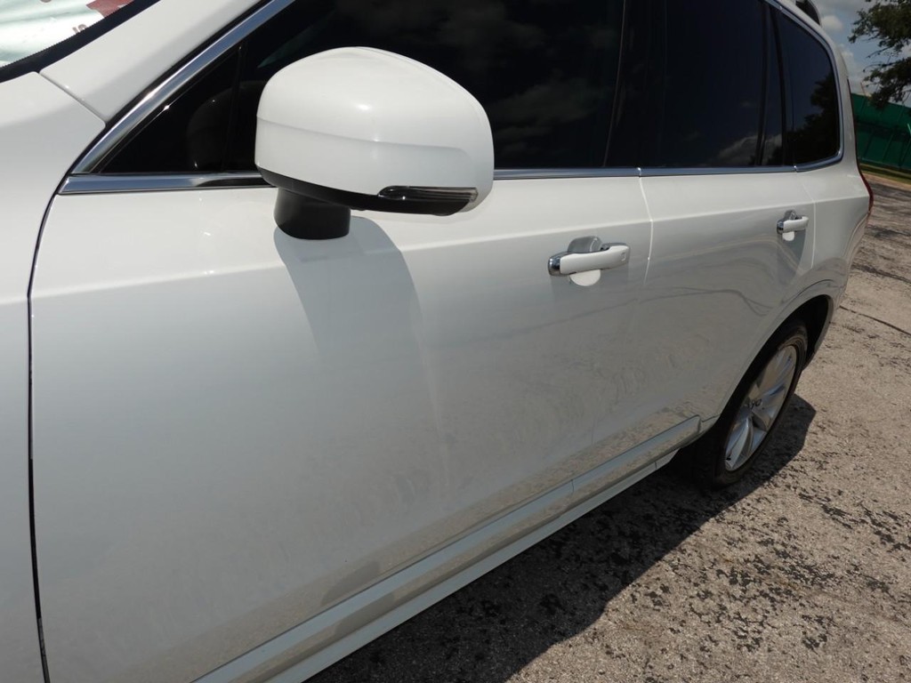 Volvo XC90 Vehicle Full-screen Gallery Image 06