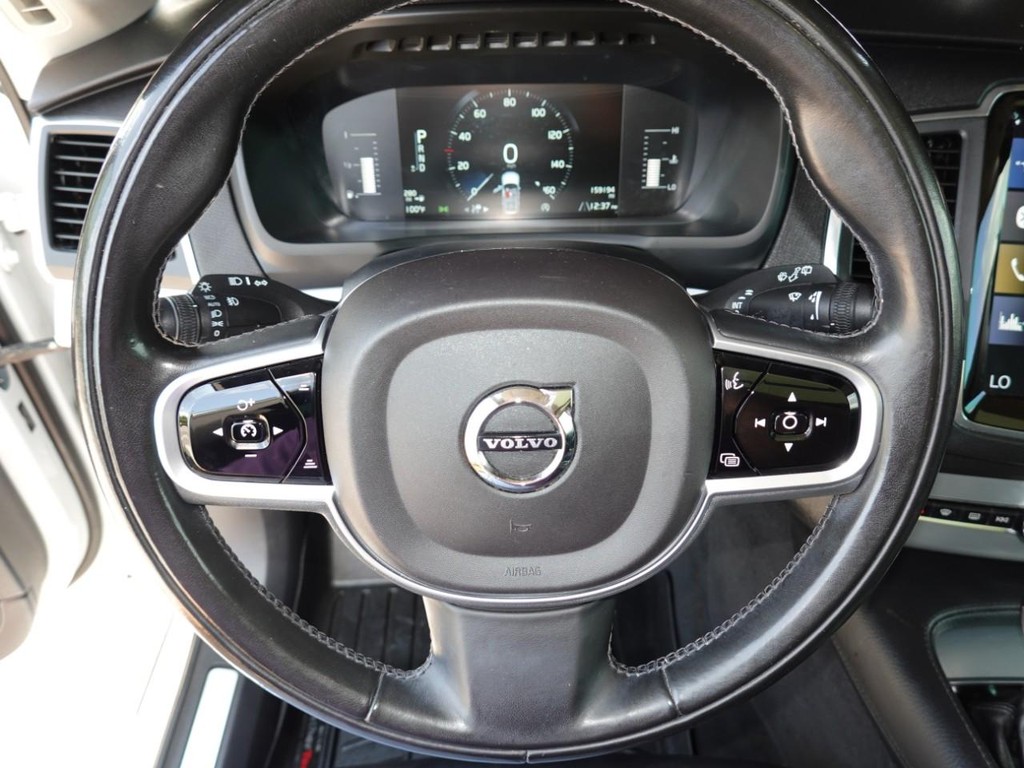 Volvo XC90 Vehicle Full-screen Gallery Image 09