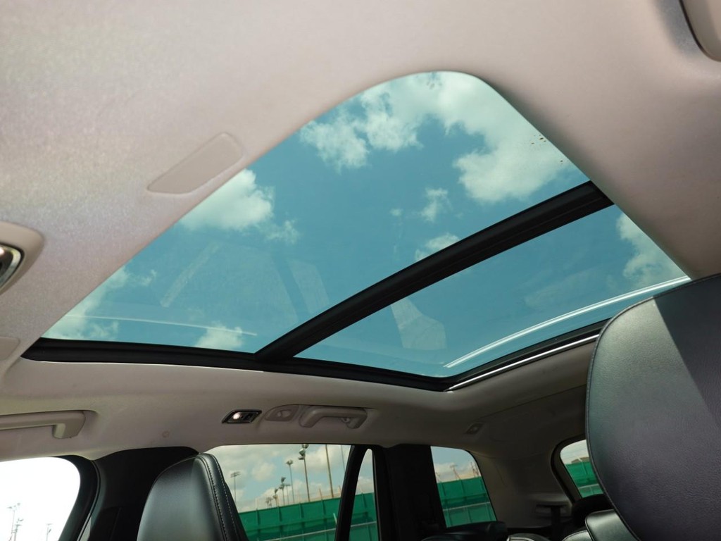 Volvo XC90 Vehicle Full-screen Gallery Image 13