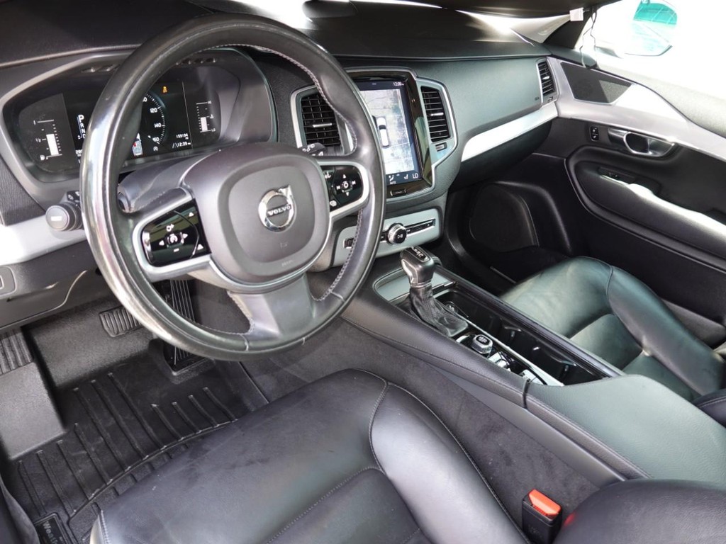 Volvo XC90 Vehicle Full-screen Gallery Image 14