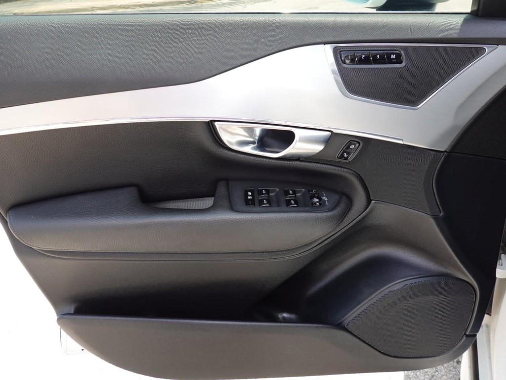 Volvo XC90 Vehicle Full-screen Gallery Image 15