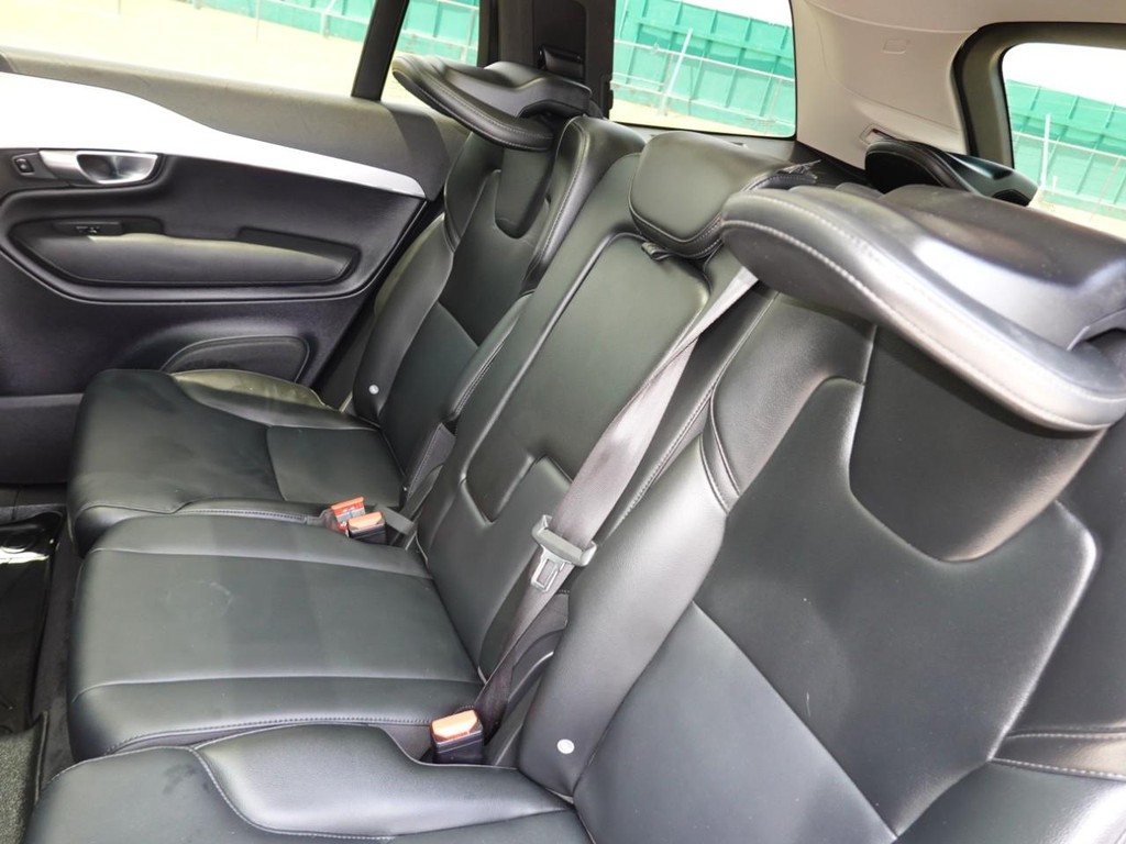 Volvo XC90 Vehicle Full-screen Gallery Image 16