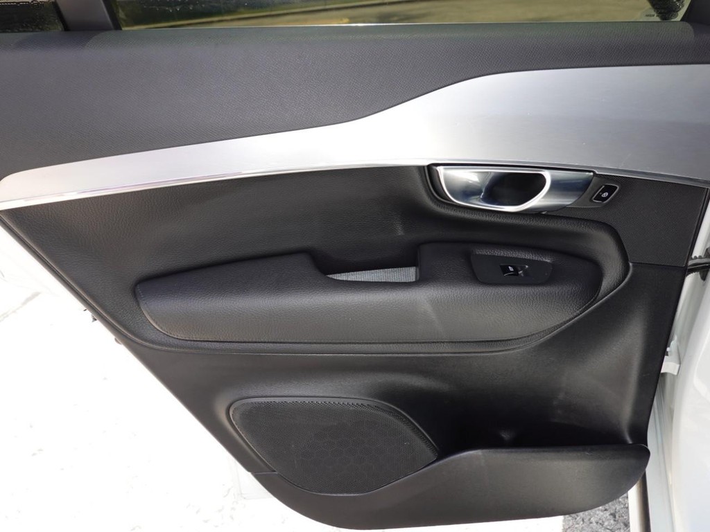 Volvo XC90 Vehicle Full-screen Gallery Image 17