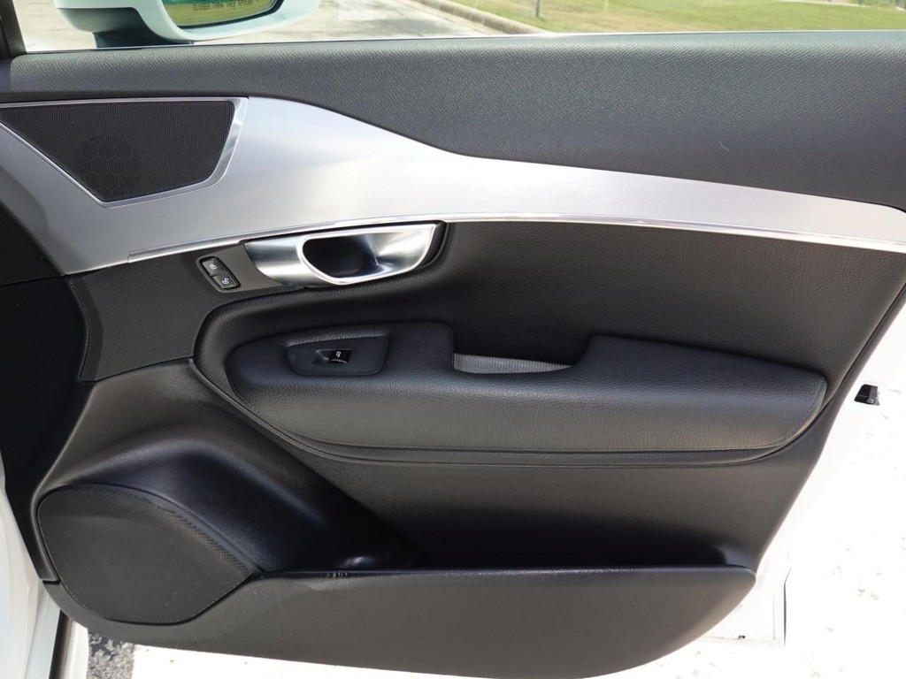 Volvo XC90 Vehicle Full-screen Gallery Image 21