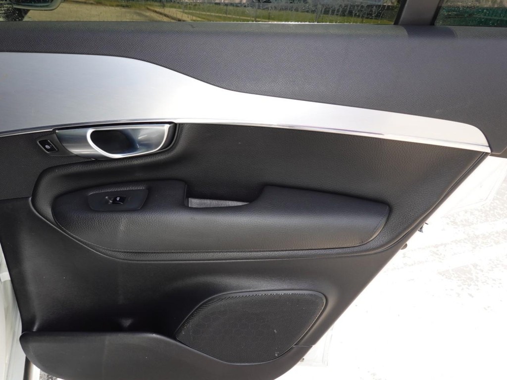 Volvo XC90 Vehicle Full-screen Gallery Image 23