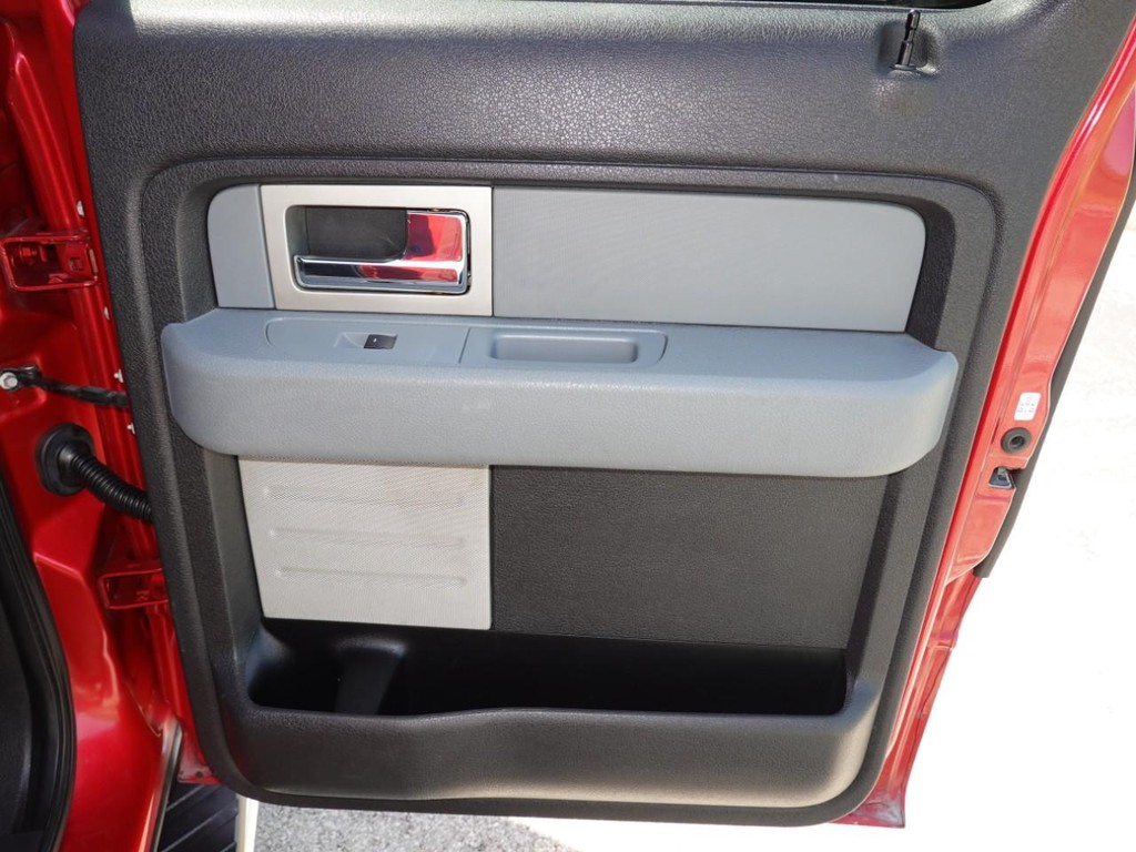 Ford F-150 Vehicle Full-screen Gallery Image 25