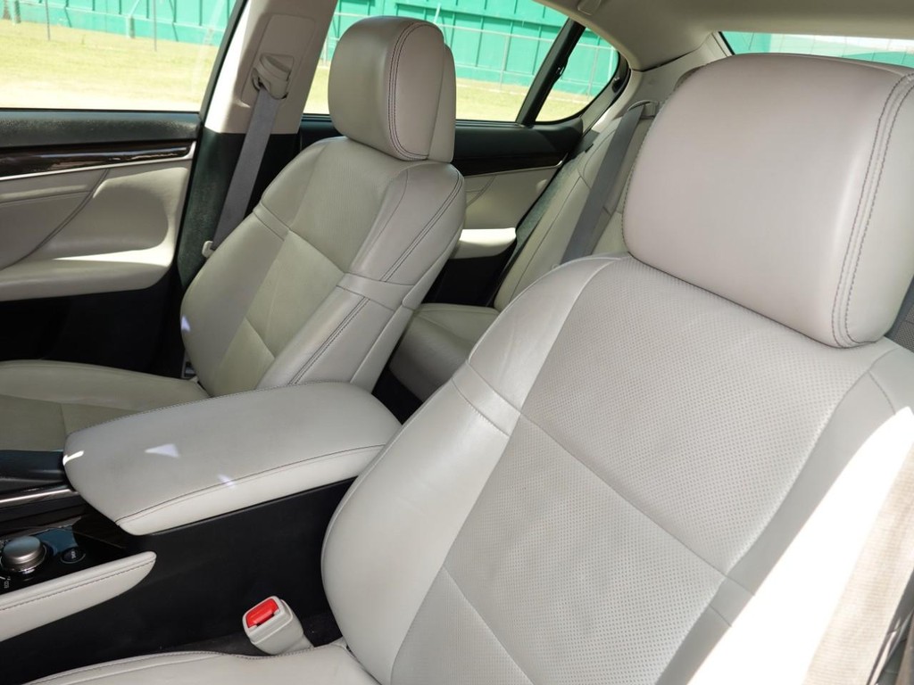Lexus GS 350 Vehicle Full-screen Gallery Image 16