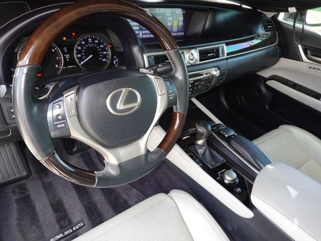 Lexus GS 350 Vehicle Full-screen Gallery Image 18