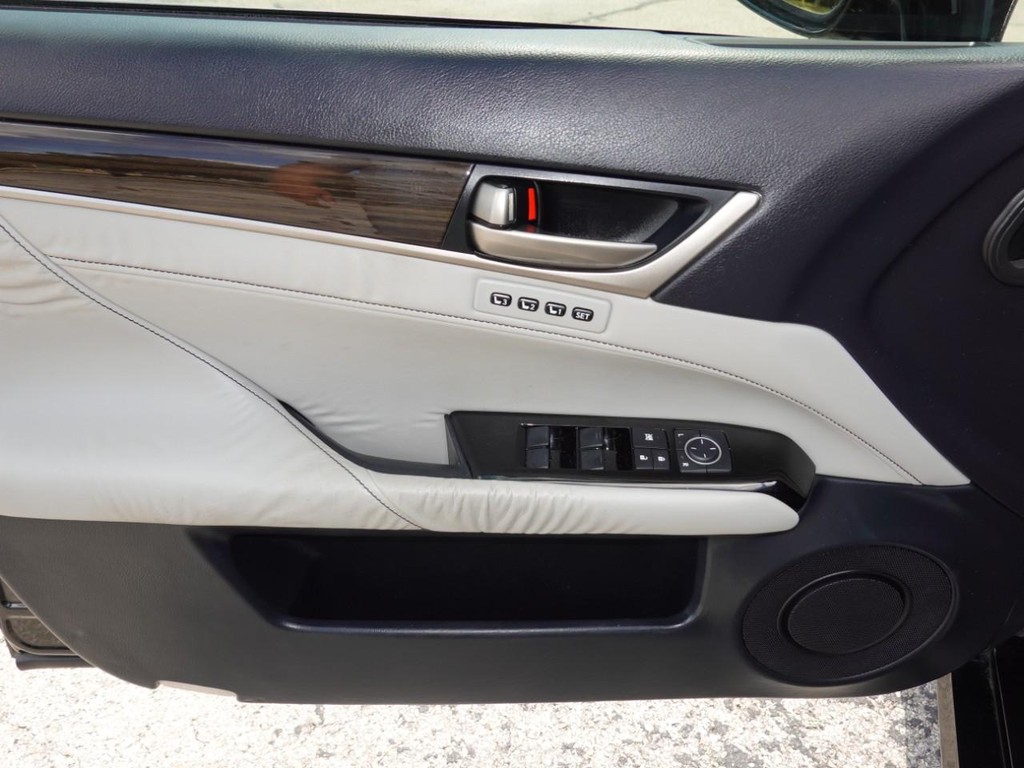 Lexus GS 350 Vehicle Full-screen Gallery Image 19