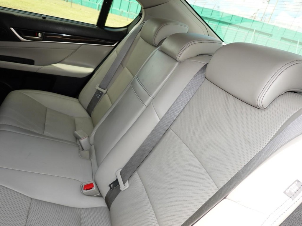 Lexus GS 350 Vehicle Full-screen Gallery Image 20