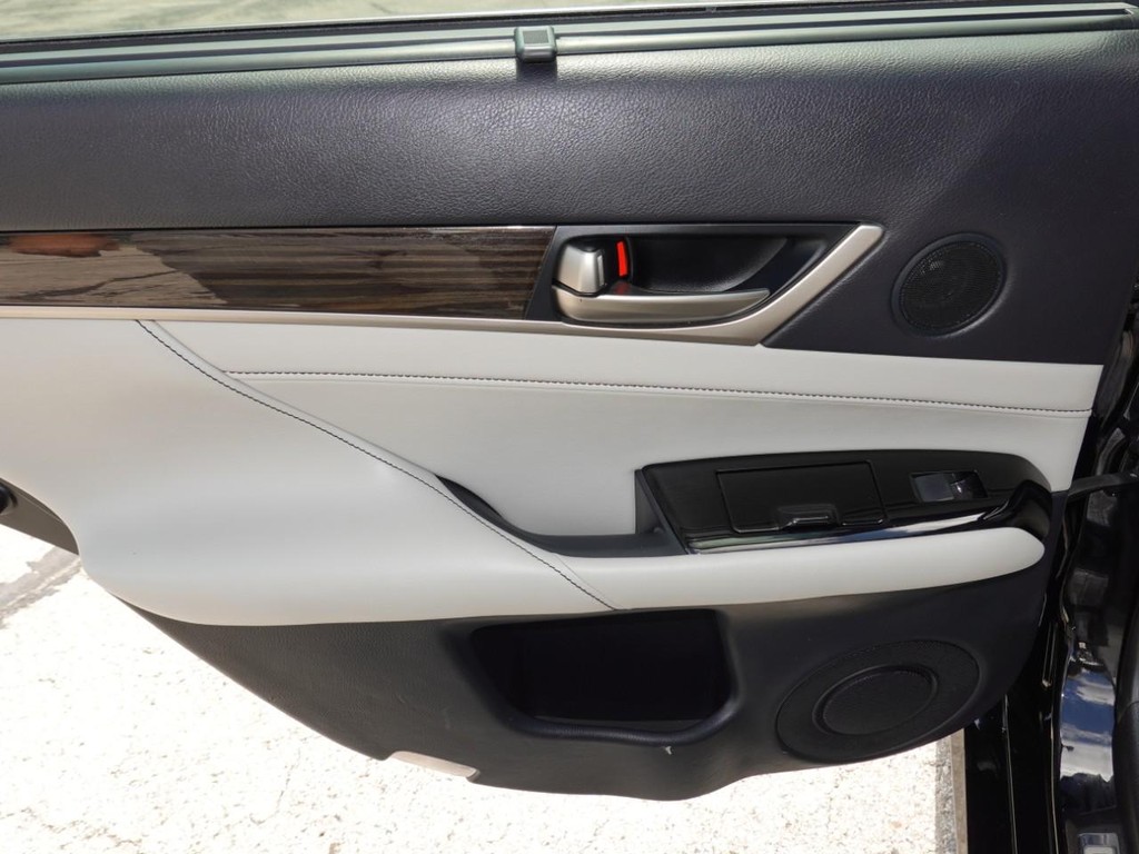 Lexus GS 350 Vehicle Full-screen Gallery Image 21