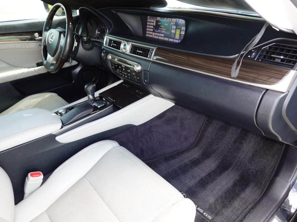 Lexus GS 350 Vehicle Full-screen Gallery Image 22